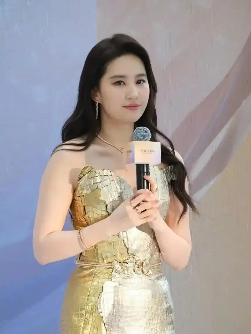 祝绪丹瘦成纸片人_女明星真实身材路人视角_小骨架女明星