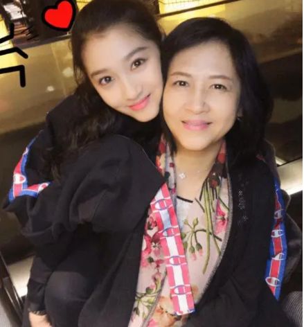 关晓彤家庭背景_娱乐圈父女关晓彤_关晓彤母亲李君